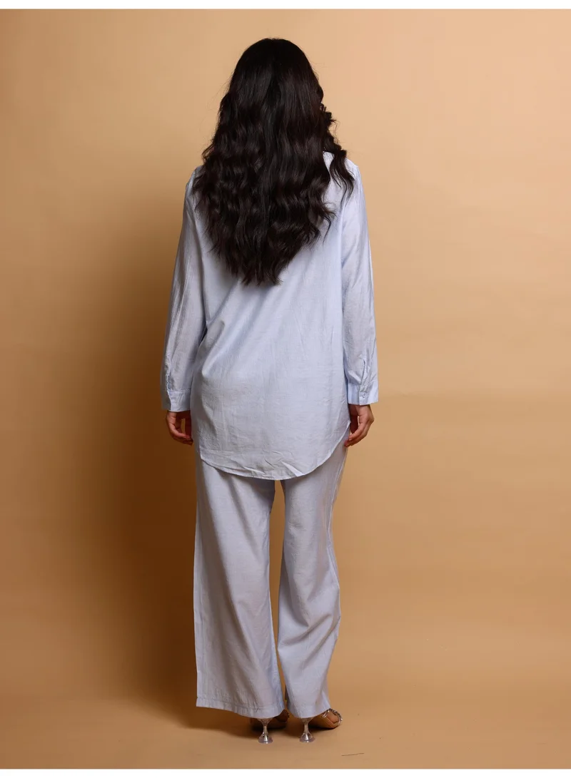 اكسا طقم عصري من قطعتين، قميص وبنطال سادة بتفاصيل تطريز ملونة